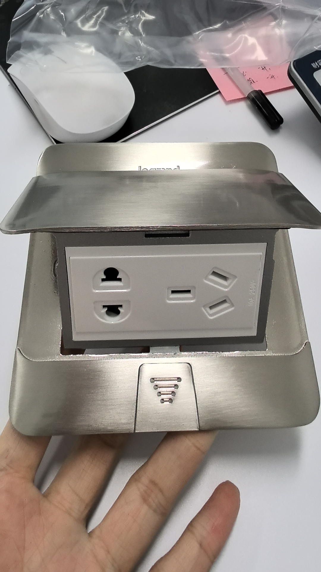 罗格朗普通地插 罗格朗普通地插 银色-快弹式五孔插地脚插  630505E  630505E 630505E