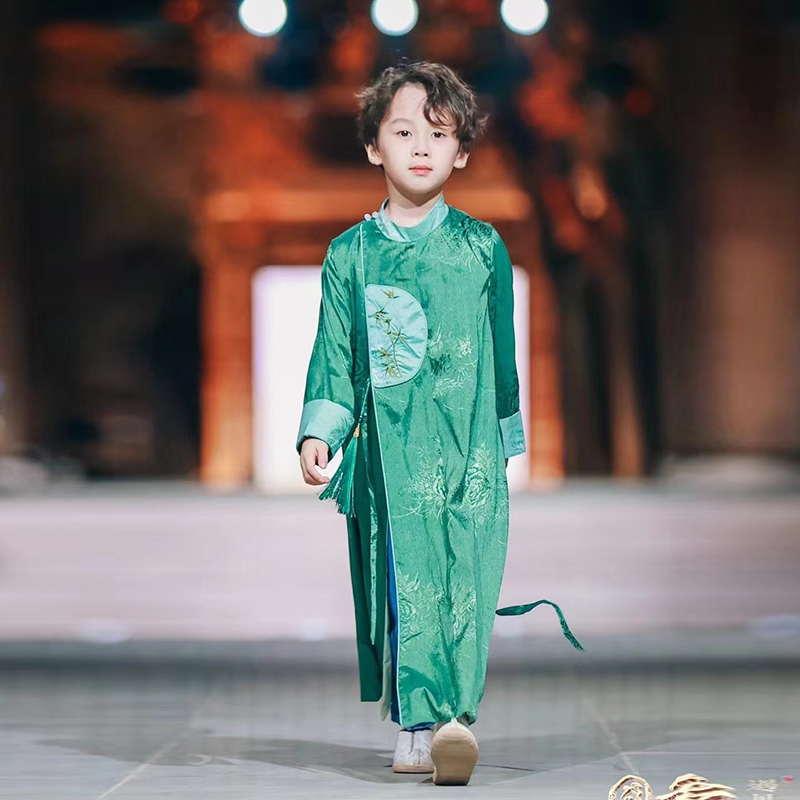 遇见宋朝竹子刺绣男童长袍 —— 竹子刺绣长袍,版型宽松透气,适合秋日踏青或雅集
