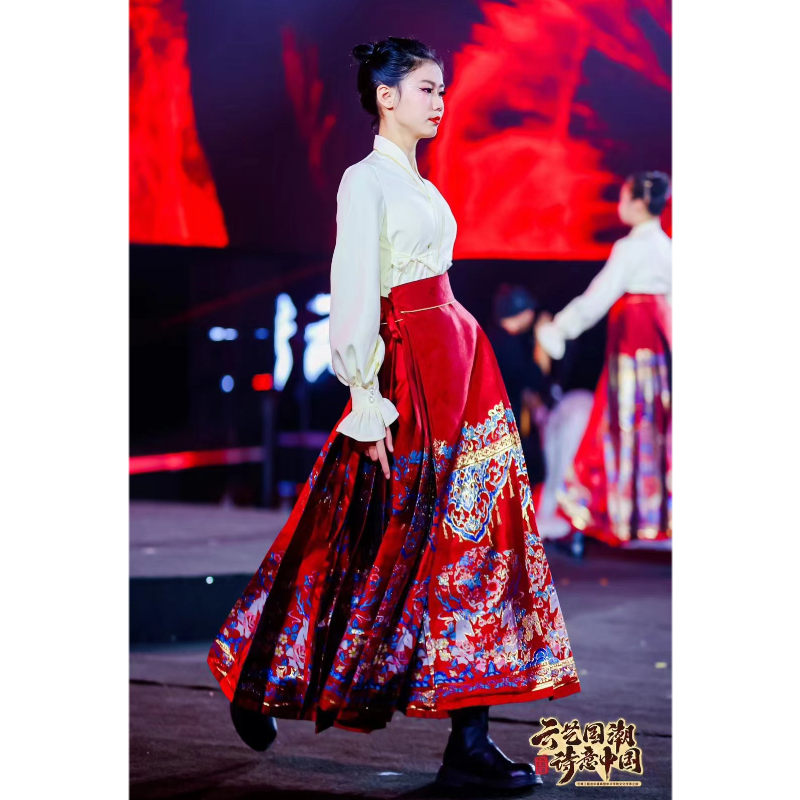 一鹿生花马面裙红色 —— 正红织金马面裙版型挺括，妈妈穿上端庄又显气色。