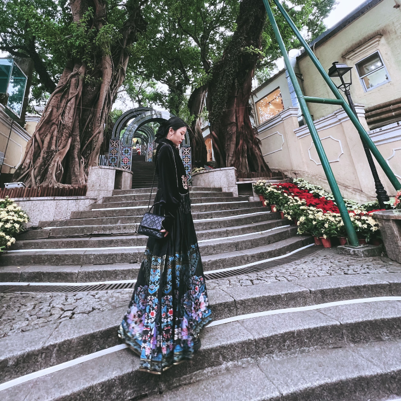 一鹿生花马面裙黑色 —— 黑底鹿纹提花马面裙,褶裥利落,百搭上衣,修饰身形。