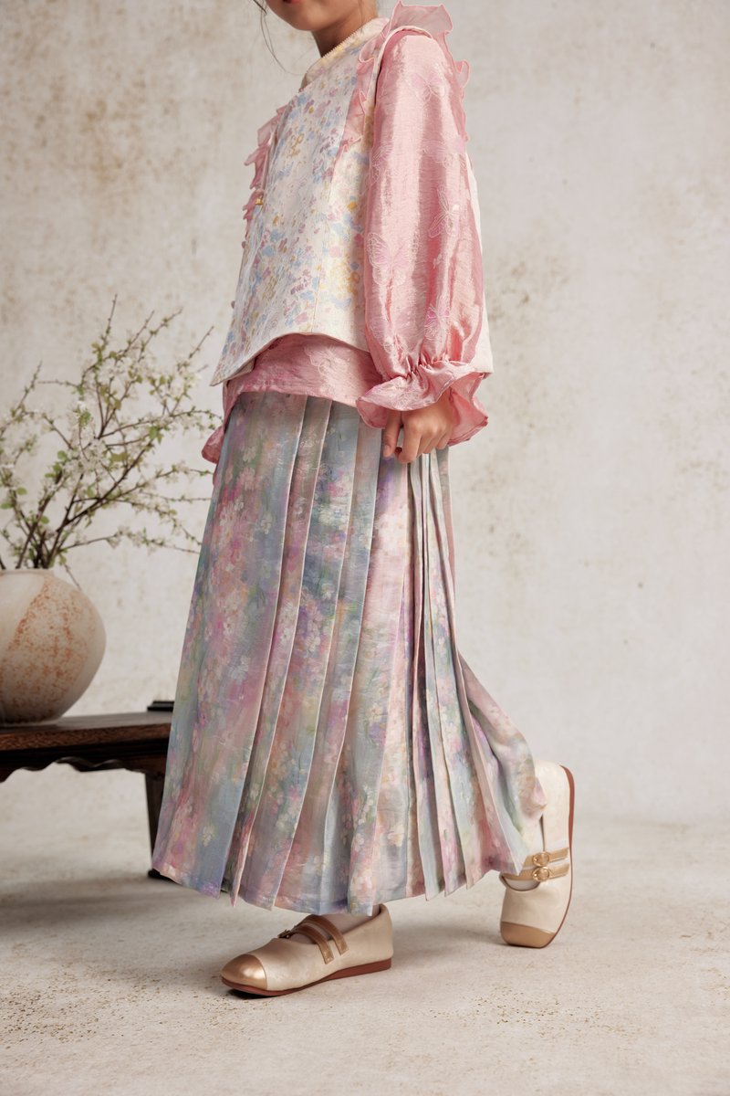 紫色小碎花马面裙 —— 紫色碎花马面裙，裙摆灵动，日常穿搭轻松拿捏俏皮感。